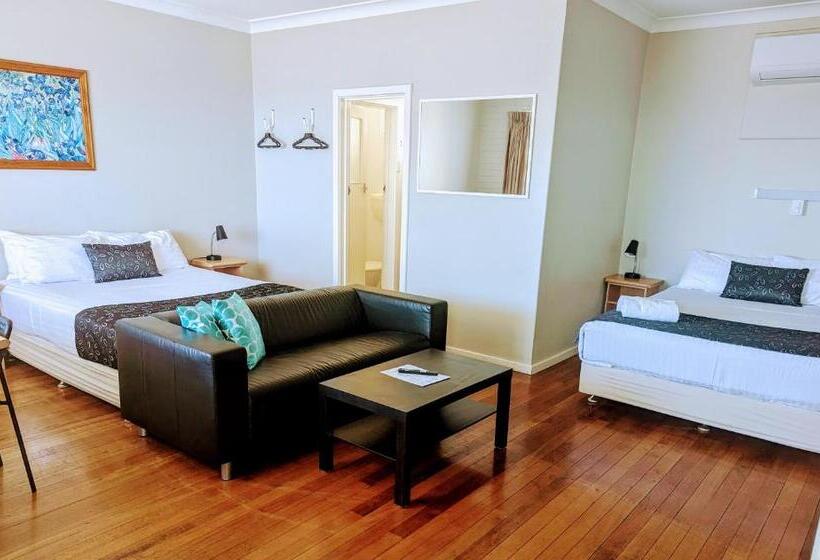 חדר משפחתי, Ocean Drive Motel