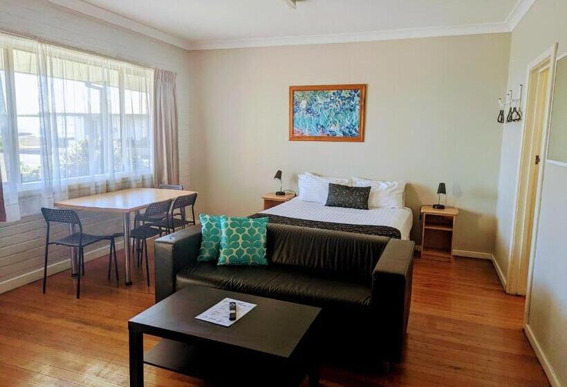 חדר משפחתי, Ocean Drive Motel