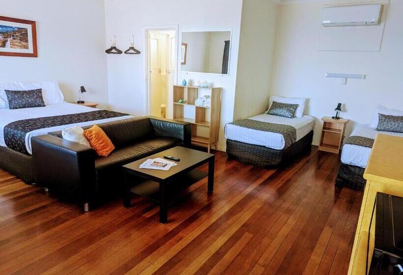 חדר משפחתי, Ocean Drive Motel