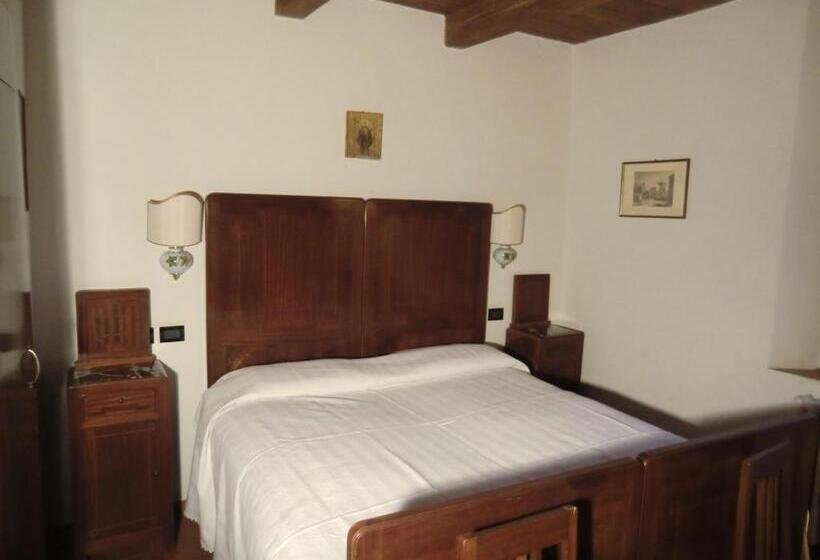 חדר סטנדרט לשלושה עם נוף לבריכה, Agriturismo Ca'de'gatti