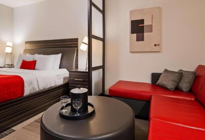 מיטת קינג בסוויטה, Best Western Plus Airport Inn & Suites
