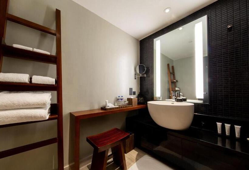 اتاق لوکس با چشم‌انداز استخر, City Of Dreams   Nobu Hotel Manila