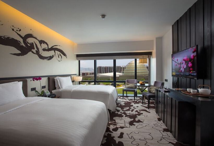 Номер Deluxe Вид на Бассейн, City Of Dreams   Nobu Hotel Manila