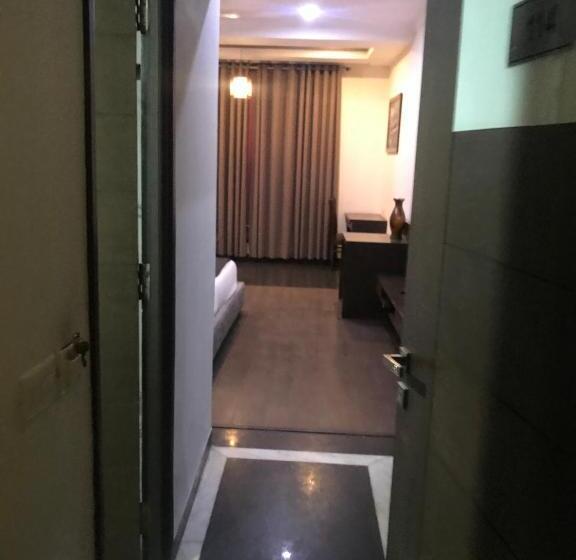 اتاق لوکس, Crimson Palace