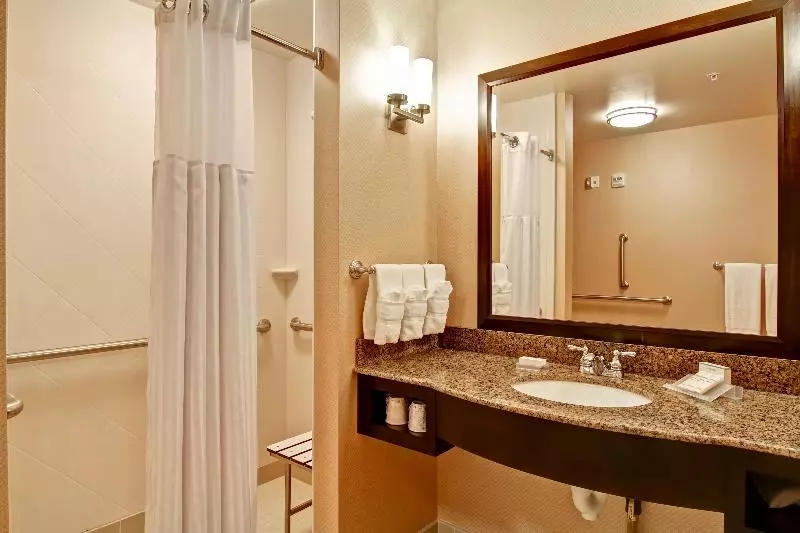 キングサイズベッドのスタンダードルーム, Hilton Garden Inn Woodbridge