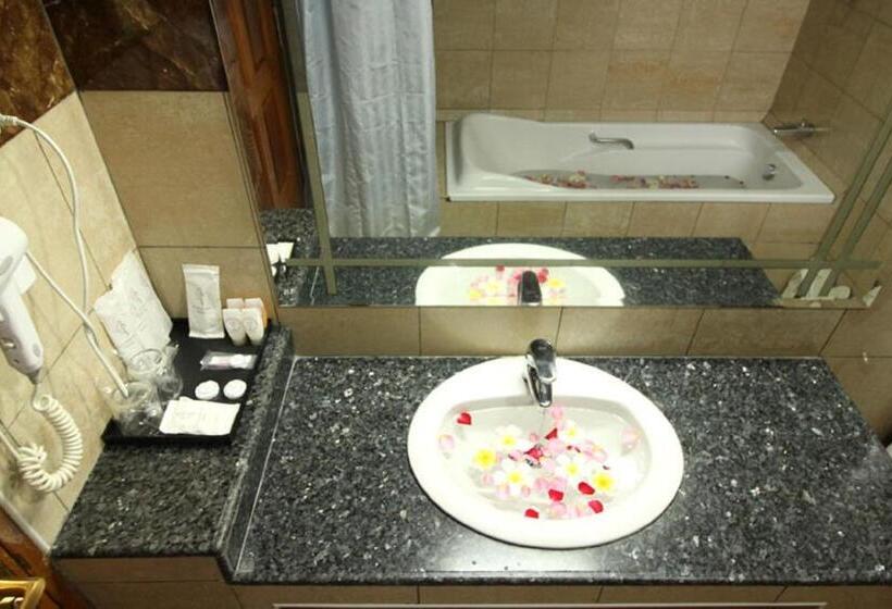 اتاق استاندارد با چشمانداز استخر, Myanmar Life