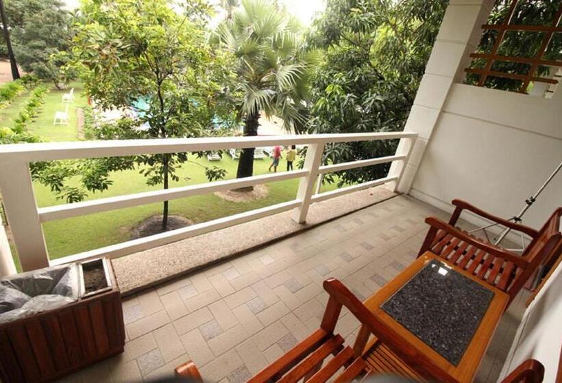 اتاق استاندارد با چشمانداز استخر, Myanmar Life