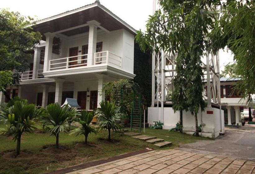 اتاق استاندارد با چشمانداز استخر, Myanmar Life