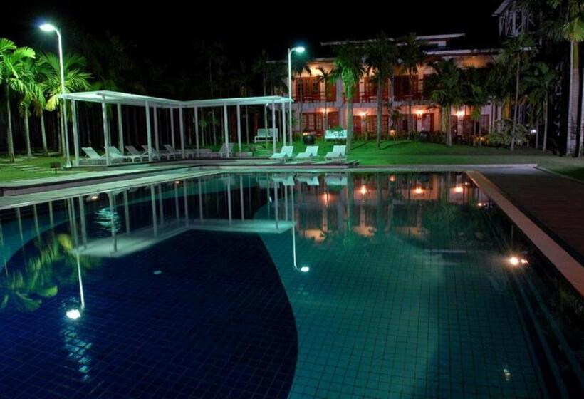 اتاق استاندارد با چشمانداز استخر, Myanmar Life