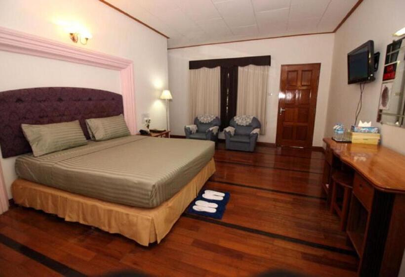 اتاق استاندارد با چشمانداز استخر, Myanmar Life