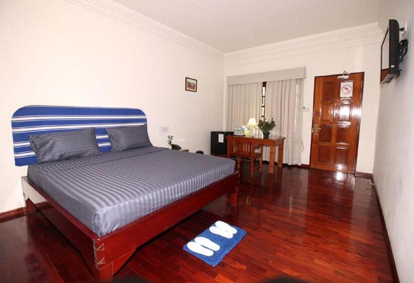 اتاق استاندارد با چشمانداز استخر, Myanmar Life