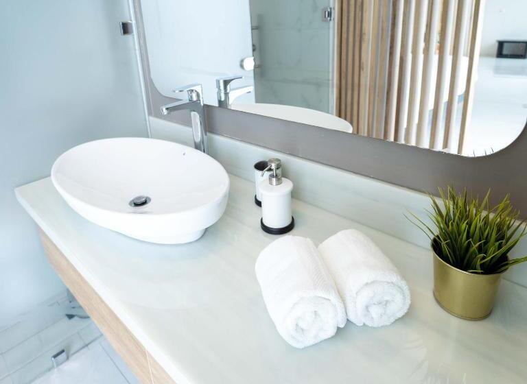 سوئیت با تخت بزرگ, Perla Spondylus