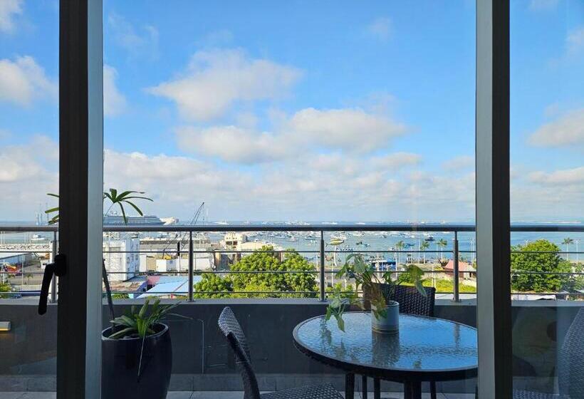 سوئیت با تخت بزرگ, Perla Spondylus