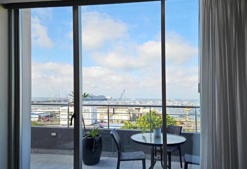 Deluxe Suite King Bed, Perla Spondylus