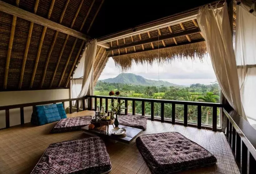 Perhehuone, Surya Shanti Villa Sidemen
