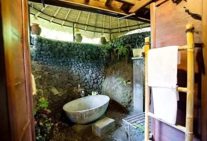 Perhehuone, Surya Shanti Villa Sidemen