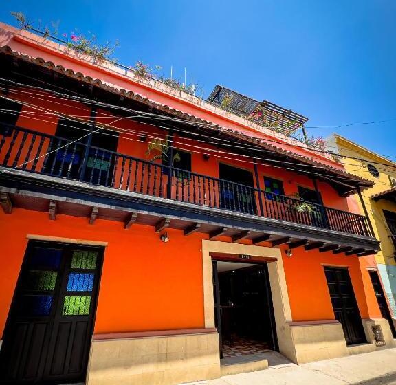 חדר אקונומי, The Orange House Santa Marta