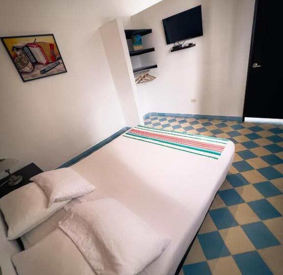 חדר אקונומי, The Orange House Santa Marta