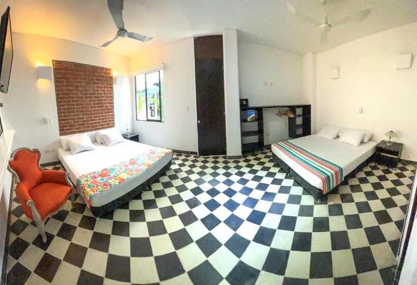 חדר קלאסי לארבעה, The Orange House Santa Marta