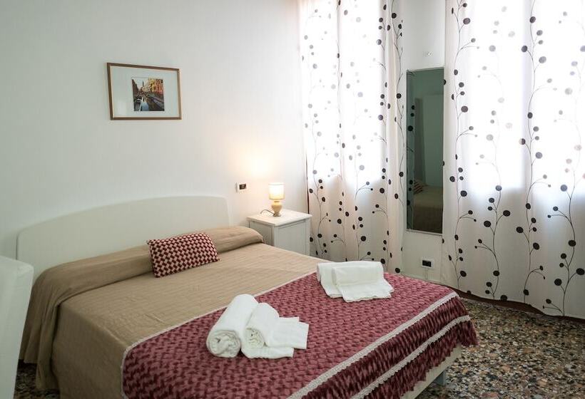 اتاق استاندارد, Backpackers House Venice   Hostel