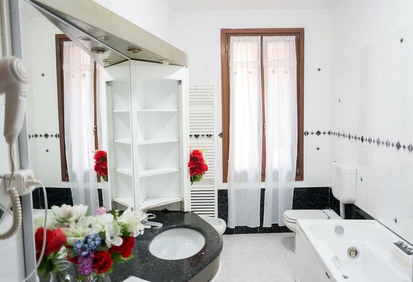 تختخواب در اتاق مشترک, Backpackers House Venice   Hostel