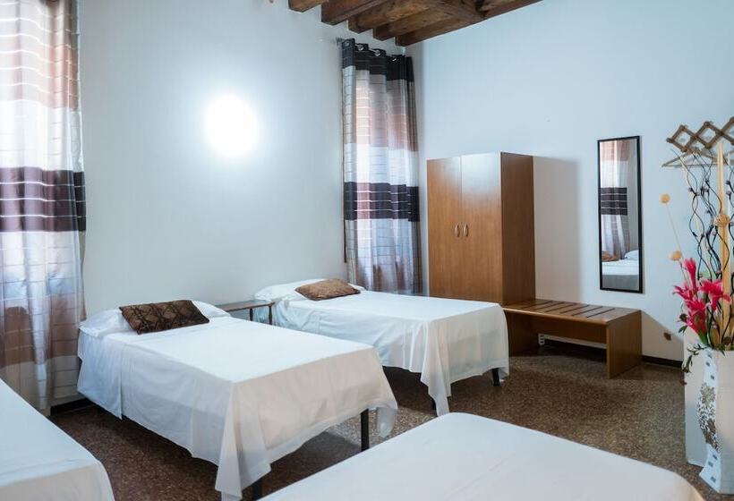 تختخواب در اتاق مشترک, Backpackers House Venice   Hostel