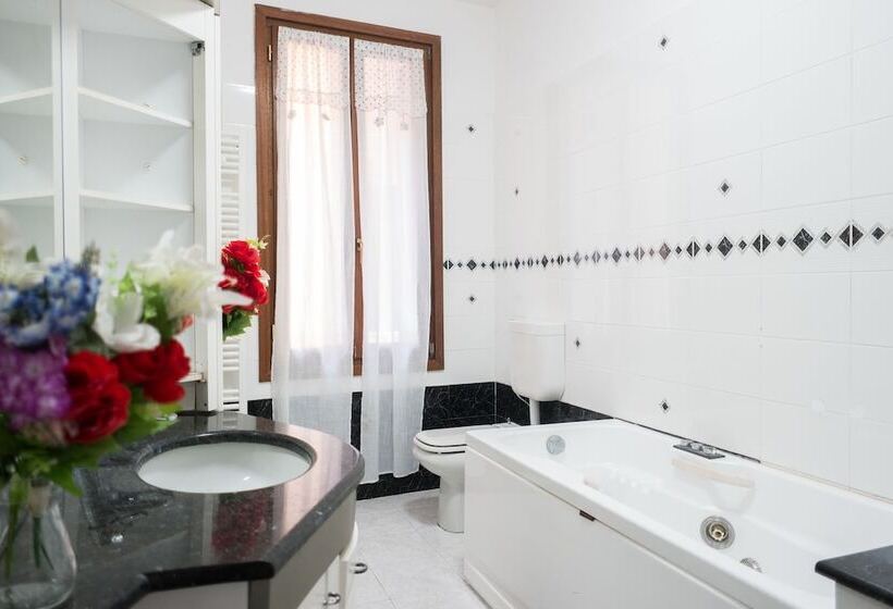 تختخواب در اتاق مشترک, Backpackers House Venice   Hostel