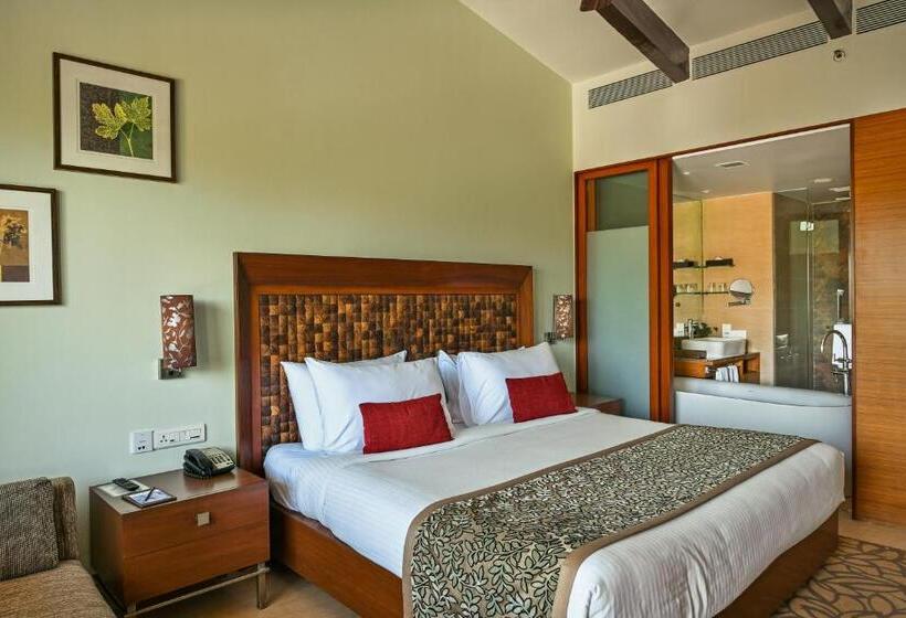 带大床的经典房间, Fariyas Resort, Lonavala