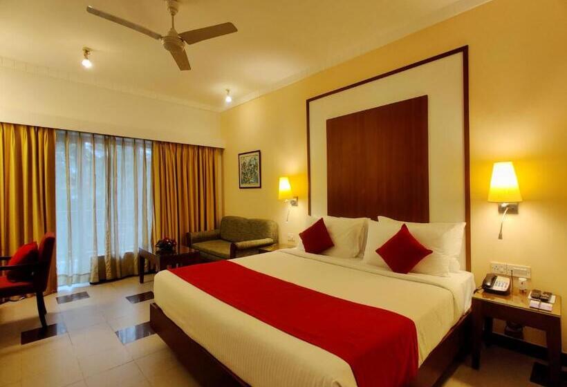 带大床的豪华间, Fariyas Resort, Lonavala