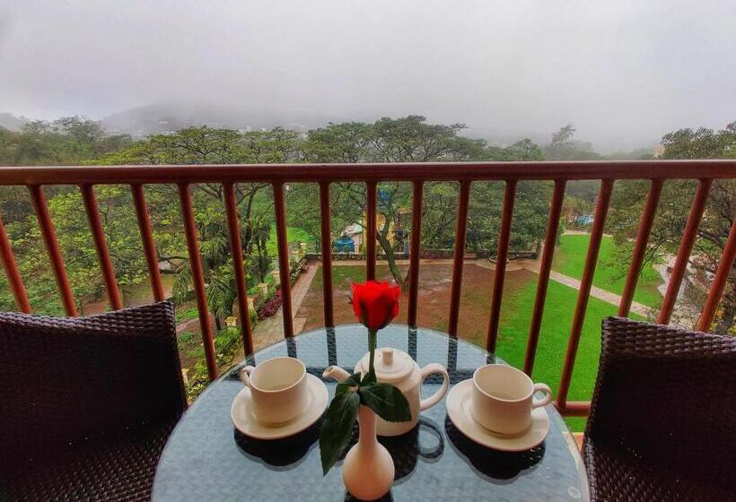 带大床的经典房间, Fariyas Resort, Lonavala