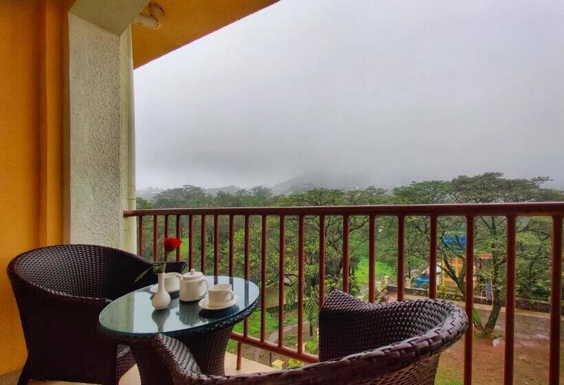 带大床的经典房间, Fariyas Resort, Lonavala