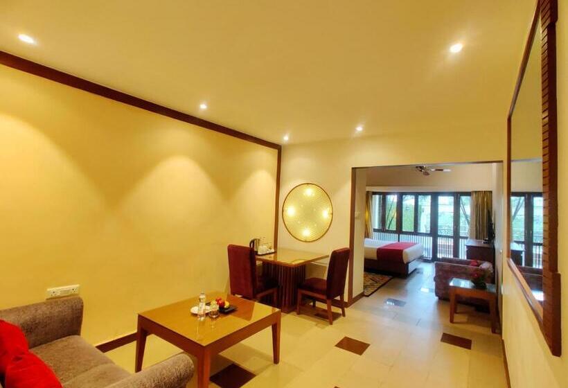 小型套房, Fariyas Resort, Lonavala