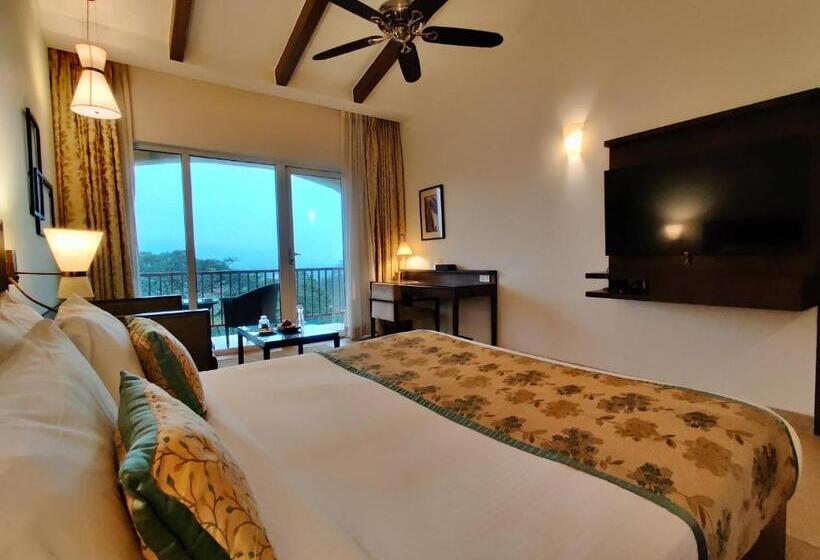 带大床的经典房间, Fariyas Resort, Lonavala