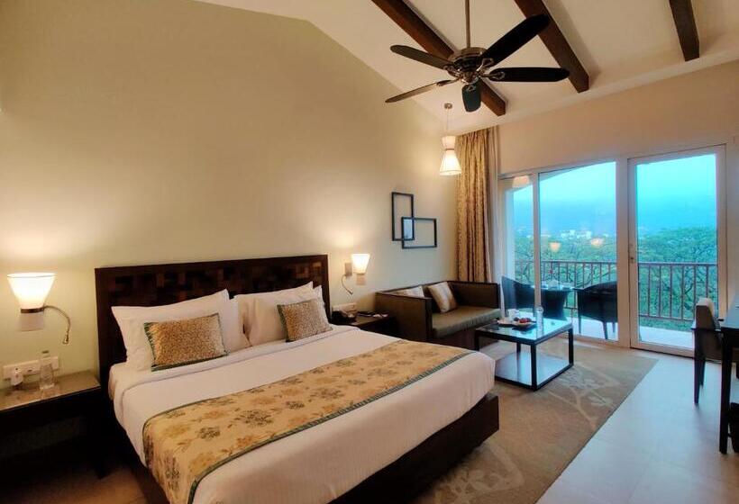 带大床的经典房间, Fariyas Resort, Lonavala