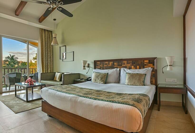 带大床的经典房间, Fariyas Resort, Lonavala