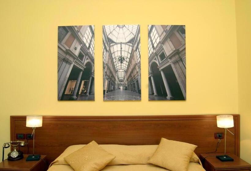 Standard Szoba, Actor