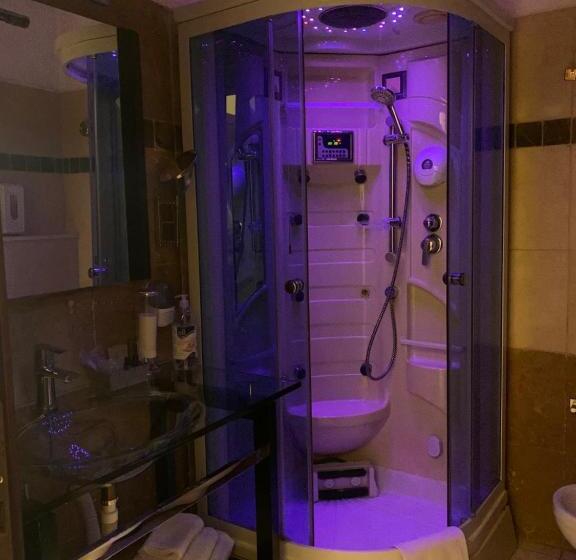 Háromágyas Standard Szoba, Actor