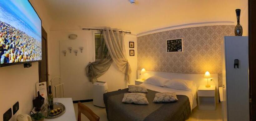 Economy Szoba, Actor