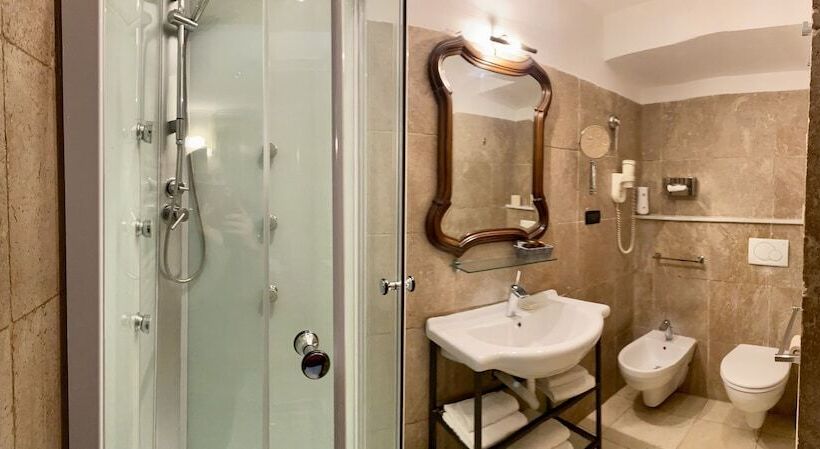 Economy Szoba, Actor