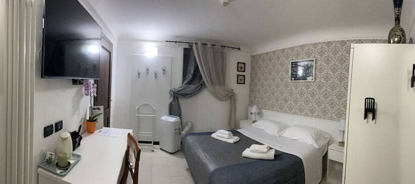 Economy Szoba, Actor