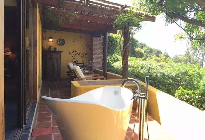 اتاق لوکس با بالکن, Casa Palopo
