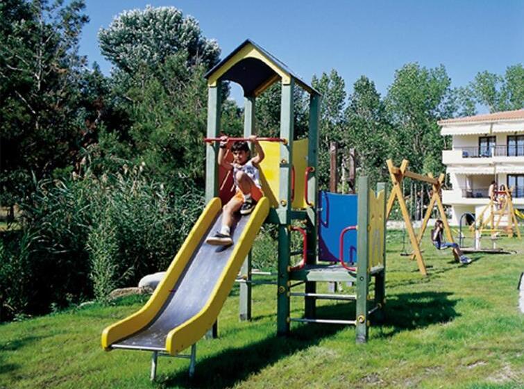 غرفة قياسية ثلاثية مطلة علي الحديقة, Makednos