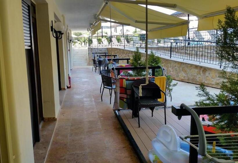 غرفة قياسية ثلاثية مطلة علي الحديقة, Makednos