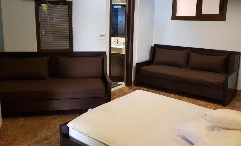 غرفة قياسية ثلاثية مطلة علي الحديقة, Makednos