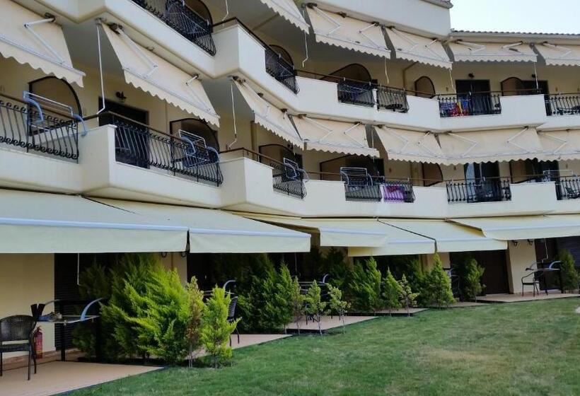 غرفة قياسية ثلاثية مطلة علي الحديقة, Makednos