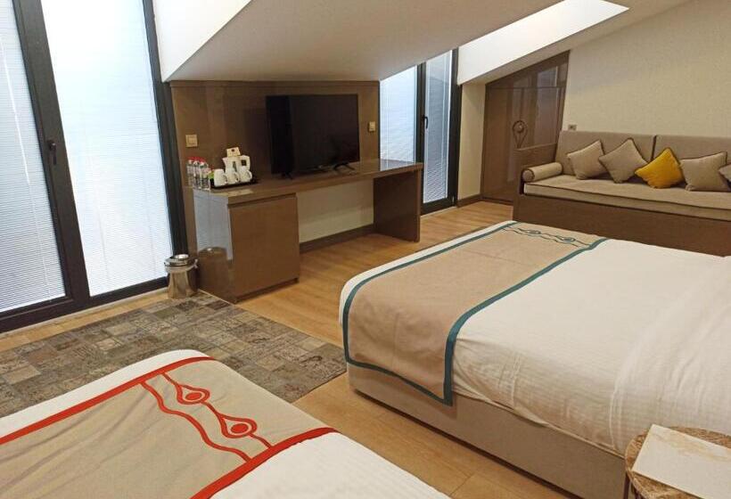 バルコニー付スタンダード４ベッドルーム, Peyk Hotel Oldcity