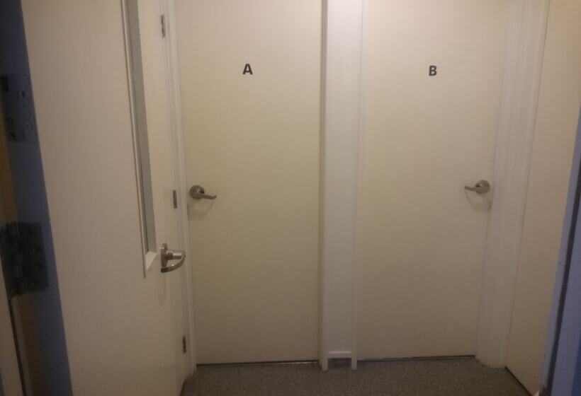 Номер Стандарт Индивидуальный Совместная Ванная, Microtel Lodge Hamilton Hostel