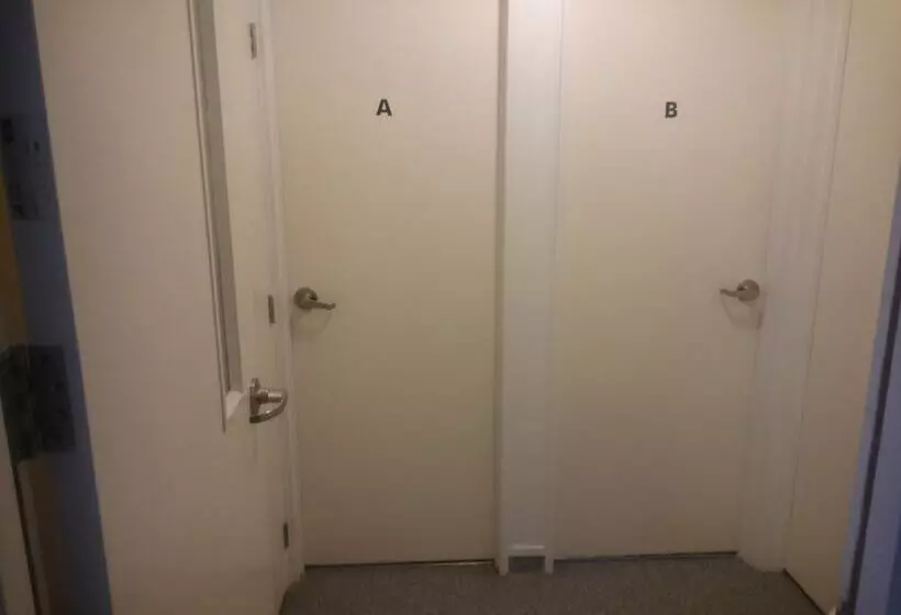 اتاق استاندارد یک تخته با سرویس بهداشتی مشترک, Microtel Lodge Hamilton Hostel