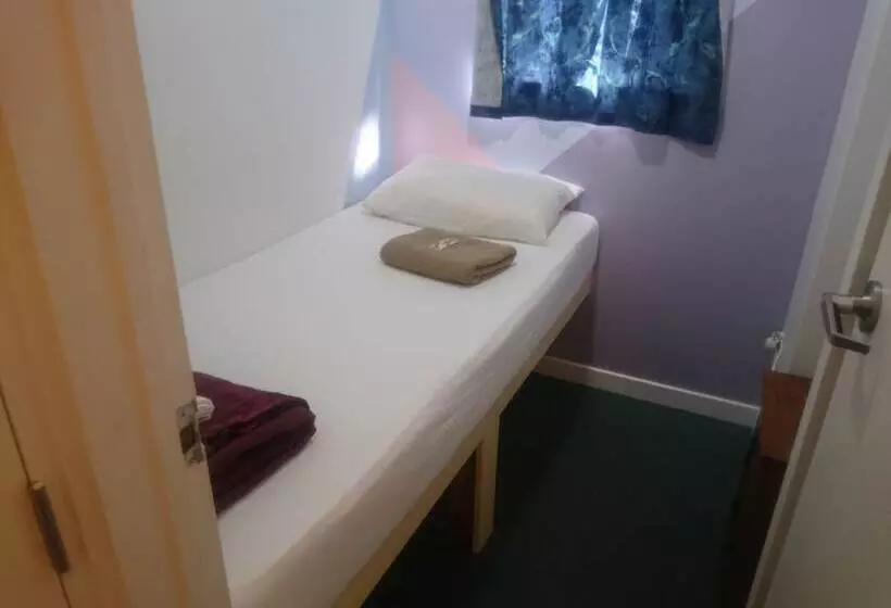 اتاق استاندارد یک تخته با سرویس بهداشتی مشترک, Microtel Lodge Hamilton Hostel