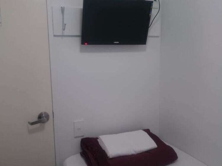 Номер Стандарт Индивидуальный Совместная Ванная, Microtel Lodge Hamilton Hostel